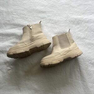 Zara Kids Ankle Boots/Wellies with elastic in color Cream